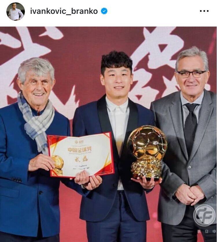  出席中國金球獎頒獎儀式，伊萬曬與武磊、米盧同框照片