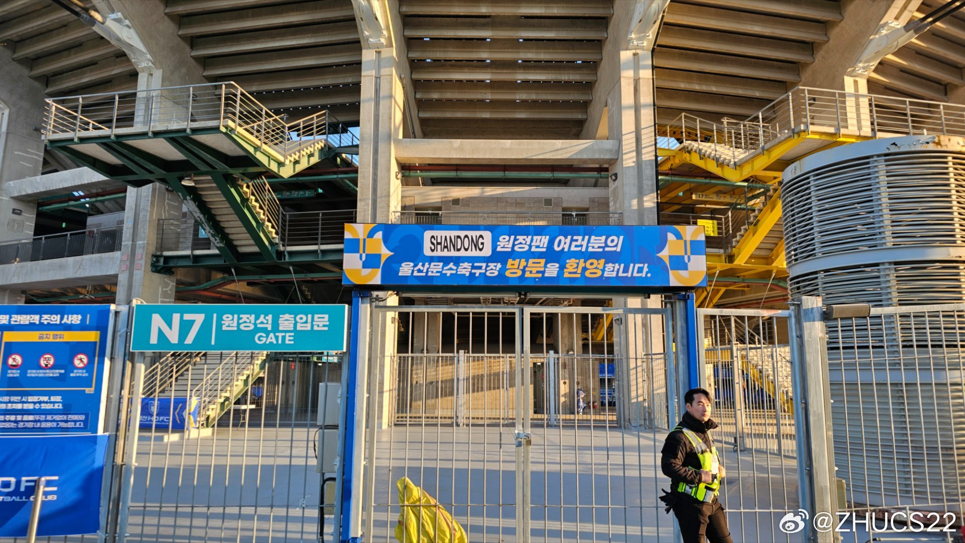  博主：蔚山現(xiàn)場工作人員、轉(zhuǎn)播車、安保在準備撤場，場外一片安靜