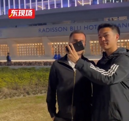  塞爾吉尼奧現(xiàn)身上海八萬人體育場，并與球迷親切打招呼合影