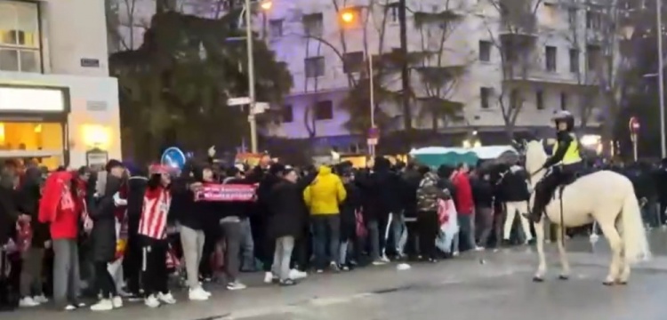  馬競球迷進入伯納烏時向人群投擲雜物，導(dǎo)致安保對其進行脫鞋檢查