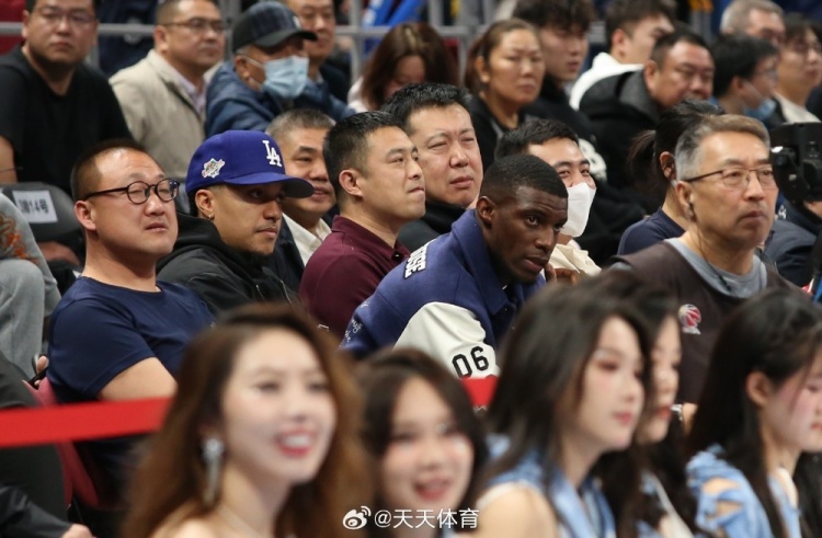  真籃球迷！國安外援法比奧攜玉昆外援科斯塔來到五棵松觀戰(zhàn)CBA