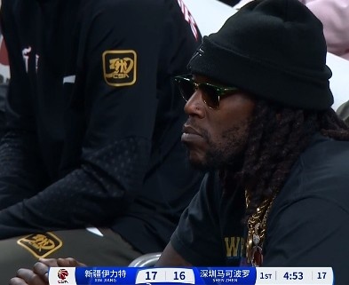 哦呦？你來了！新疆新外援哈雷爾場邊觀戰(zhàn)新疆主場vs深圳的比賽