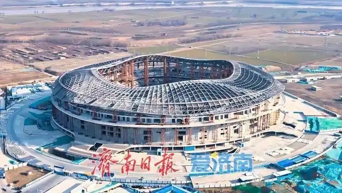  魯媒：戴上1.6萬噸“鋼鐵巨冠”，黃河體育中心球場完成屋蓋施工
