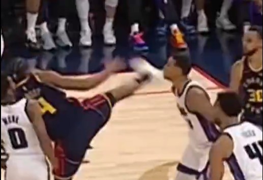  抬腳過高踢到了對(duì)手下巴！NBA官方：穆迪這一動(dòng)作被判1級(jí)惡犯