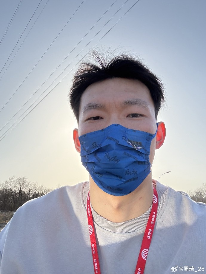  悠閑！周琦騎京牌電動(dòng)車(chē)出行：太陽(yáng)出來(lái)了 開(kāi)京牌兜兜風(fēng)！