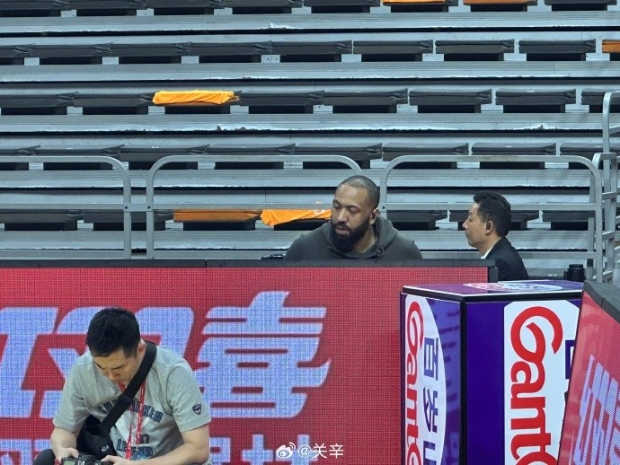  今晚不打？廣東主場迎戰(zhàn)廣廈 吉倫沃特一身便裝現(xiàn)身球館