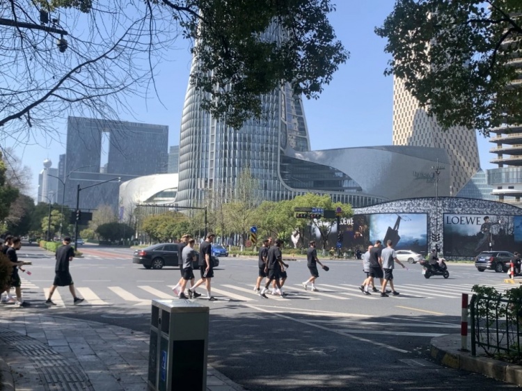  心態(tài)放松，有網(wǎng)友拍到澳大利亞隊早上在萬象城citywalk