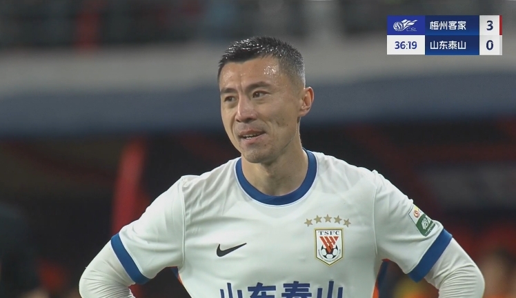  34分鐘0-3落后！36歲鄭錚苦笑36歲大雷沮喪 替補席黃政宇神態(tài)輕松