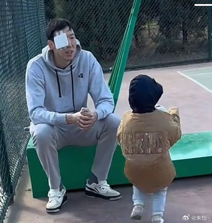  顧家好男人！記者曬出周琦手術(shù)后回歸家庭帶娃照片