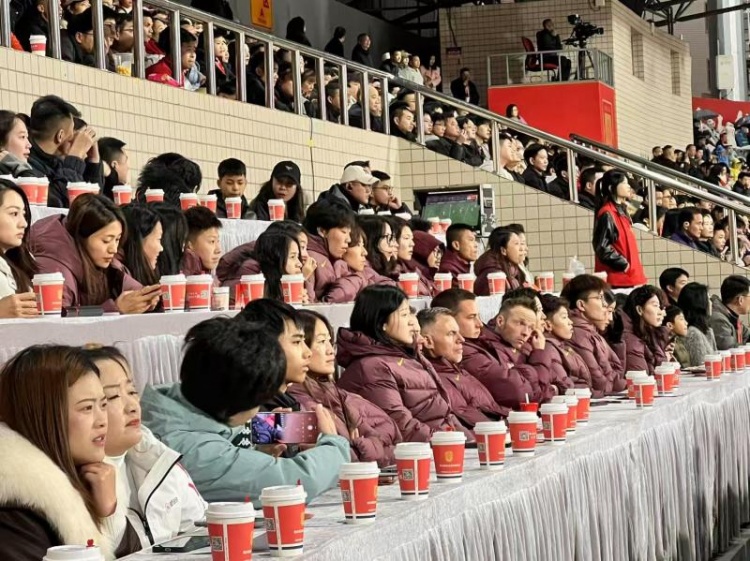  北青體育：中國女足現(xiàn)身中甲賽場，觀看重慶銅梁龍vs遼寧鐵人