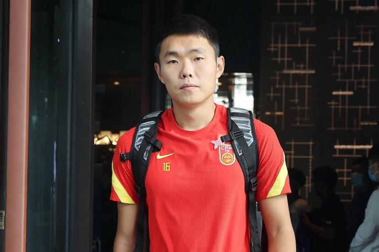  媒體人：國足征召5名邊后衛(wèi)真的有必要嗎？中場堆積眾多8號位
