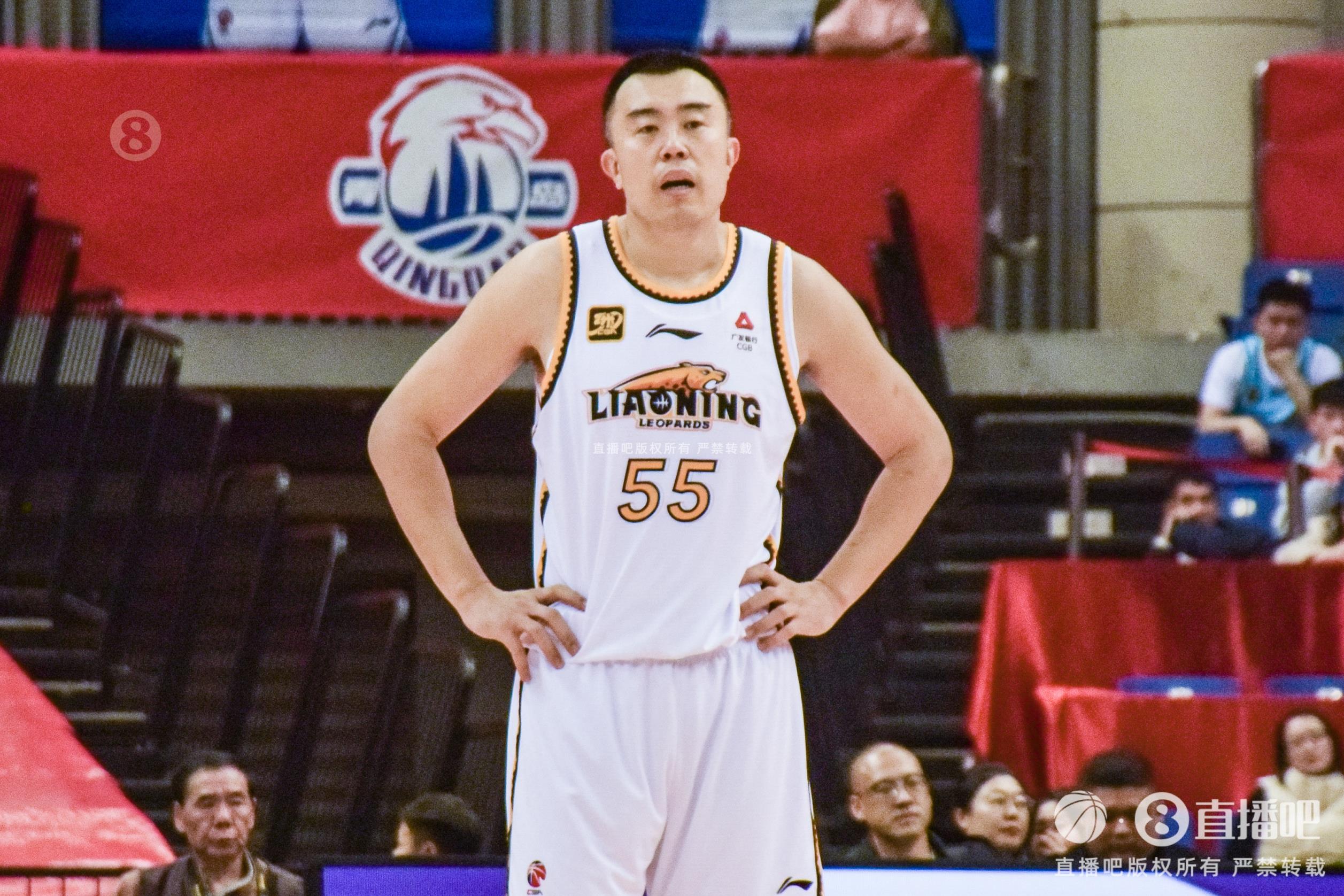  老將不容易！韓德君帶傷出戰(zhàn)半場6分鐘5犯 僅2板2助