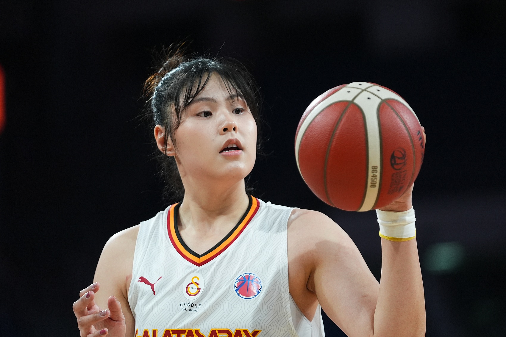  穩(wěn)定高效！李月汝9中6得到18分10板1助2斷1帽 罰球6中6