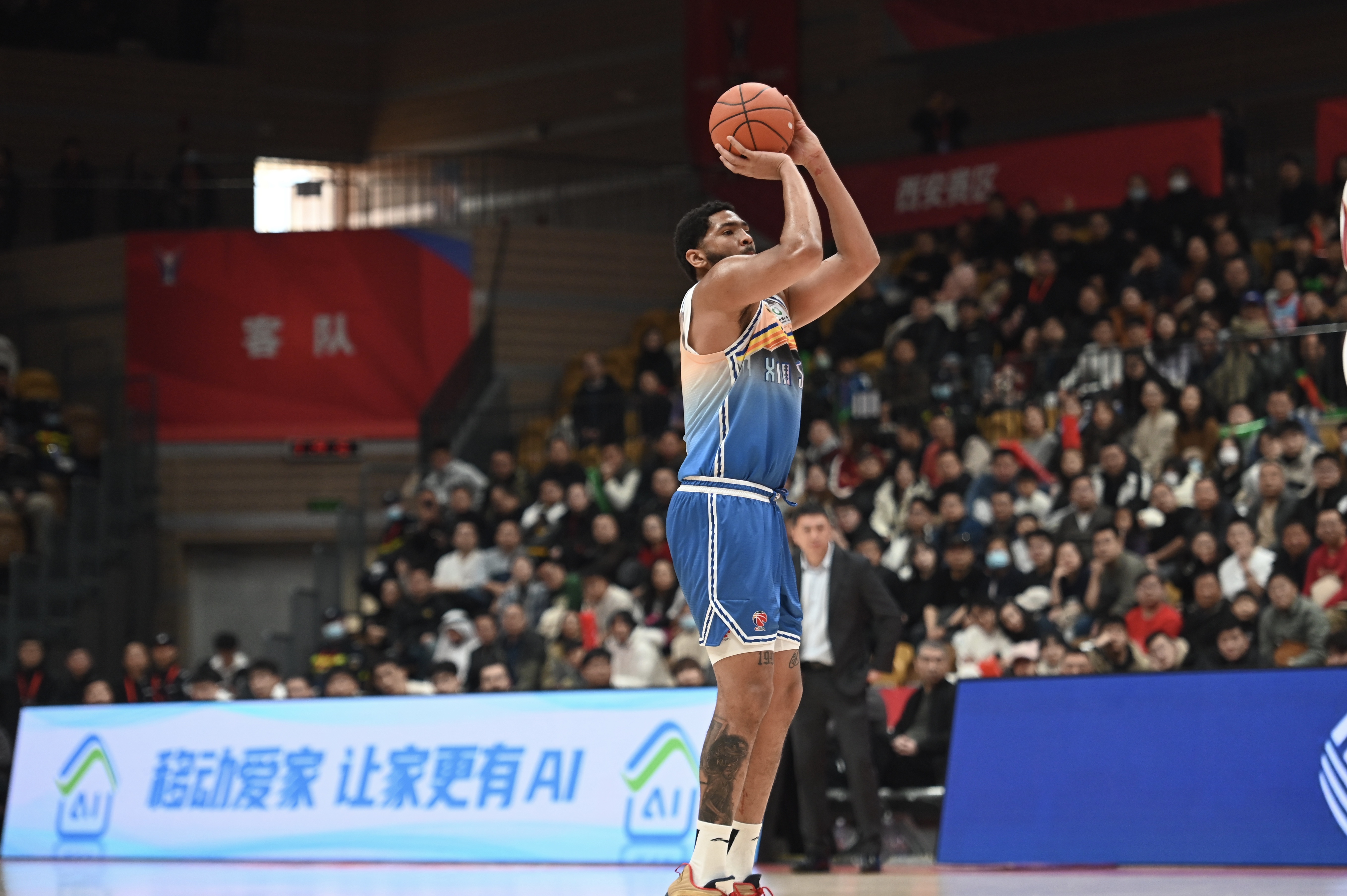  率先發(fā)力！新疆外援勞森首節(jié)7中5拿到11分 三分2中1