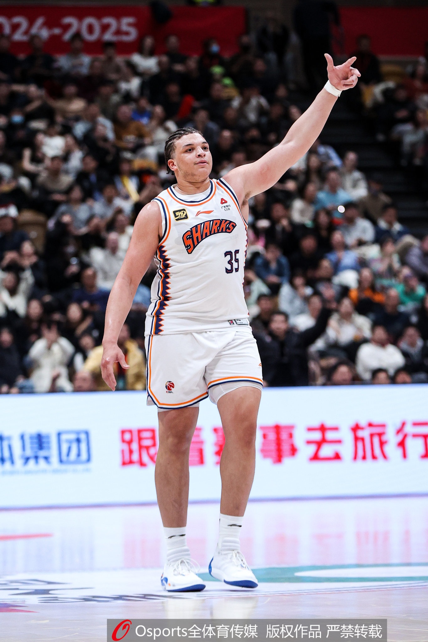  小坦克！洛夫頓上半場9中6砍18分12板3助 4次犯規(guī)是隱患